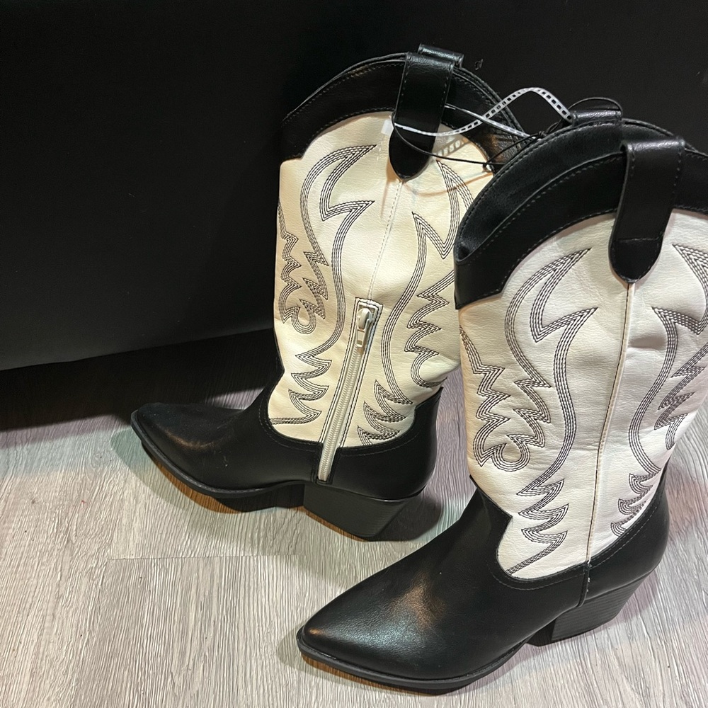 Indigo Black and White Heeled Boots with Classic Western Design